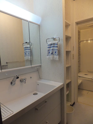 アクセントパネルがモダンなバスルームに アクセントパネルがモダンなバスルームに